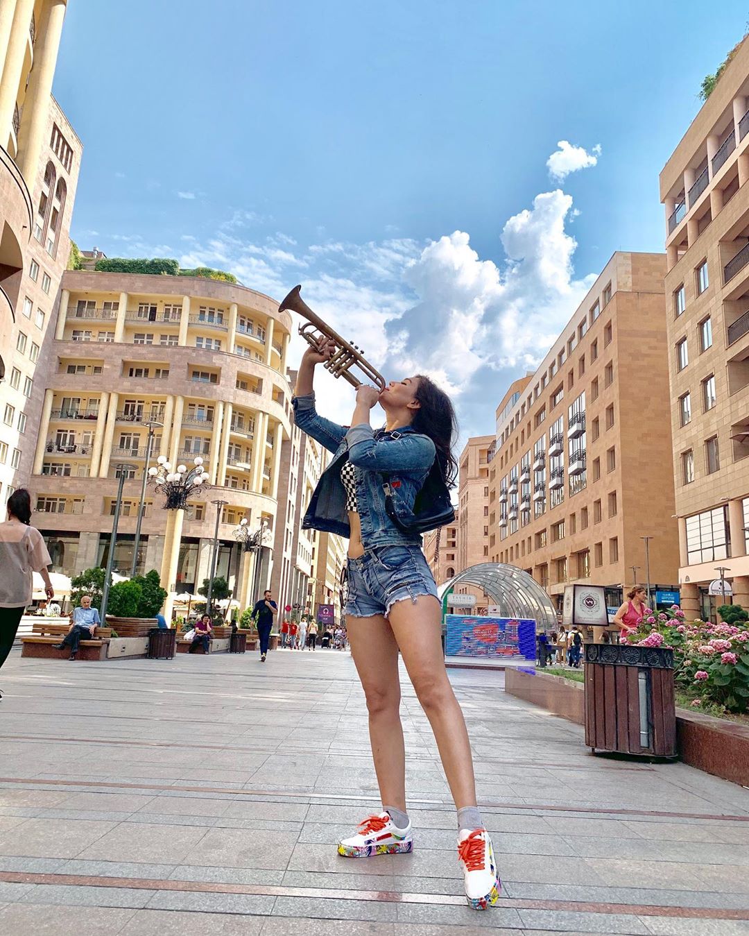 Kangna Sharma Shows Sexy Thighs During Her Vacation To USA