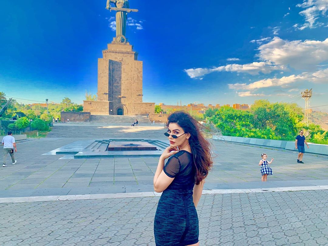 Kangna Sharma Shows Sexy Thighs During Her Vacation To USA