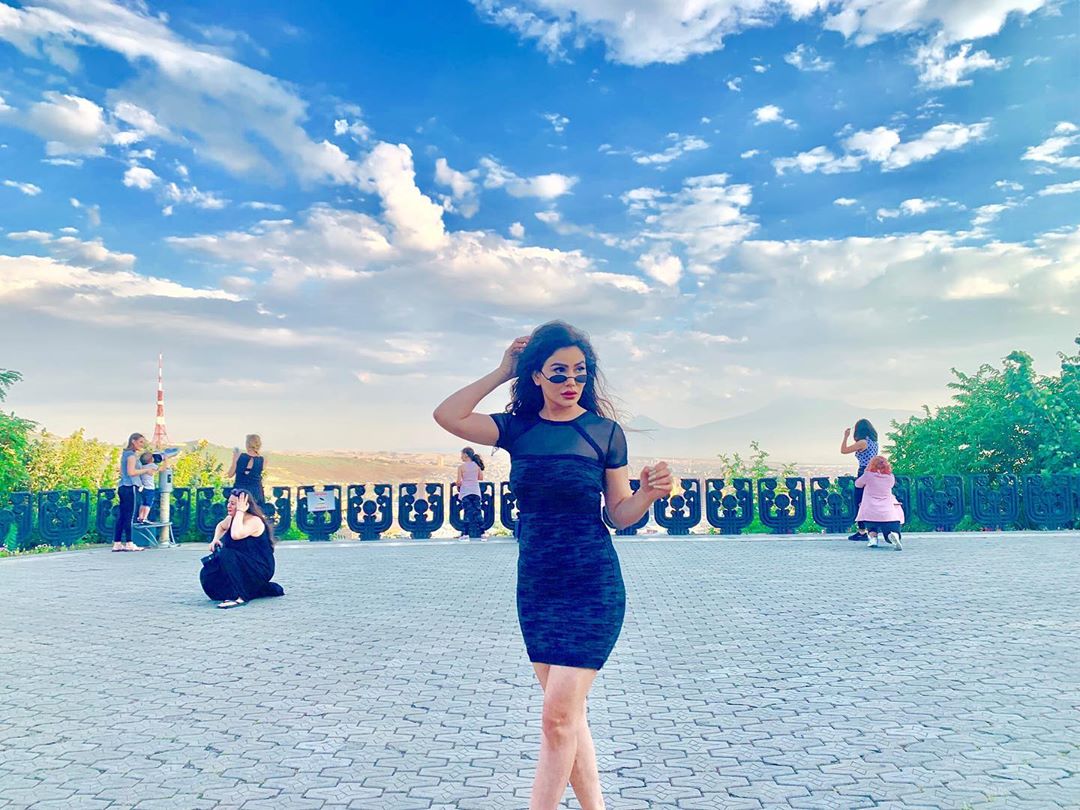 Kangna Sharma Shows Sexy Thighs During Her Vacation To USA