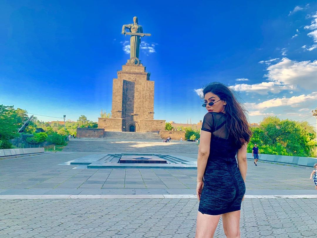 Kangna Sharma Shows Sexy Thighs During Her Vacation To USA