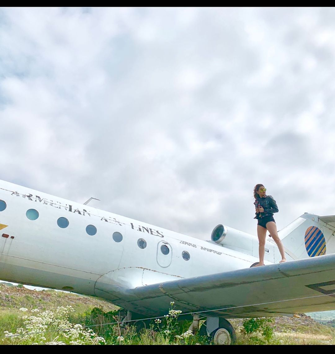 Kangna Sharma Shows Sexy Thighs During Her Vacation To USA
