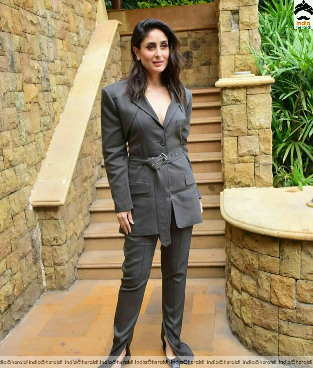 Kareena kapoor Hot Black Dress Stills