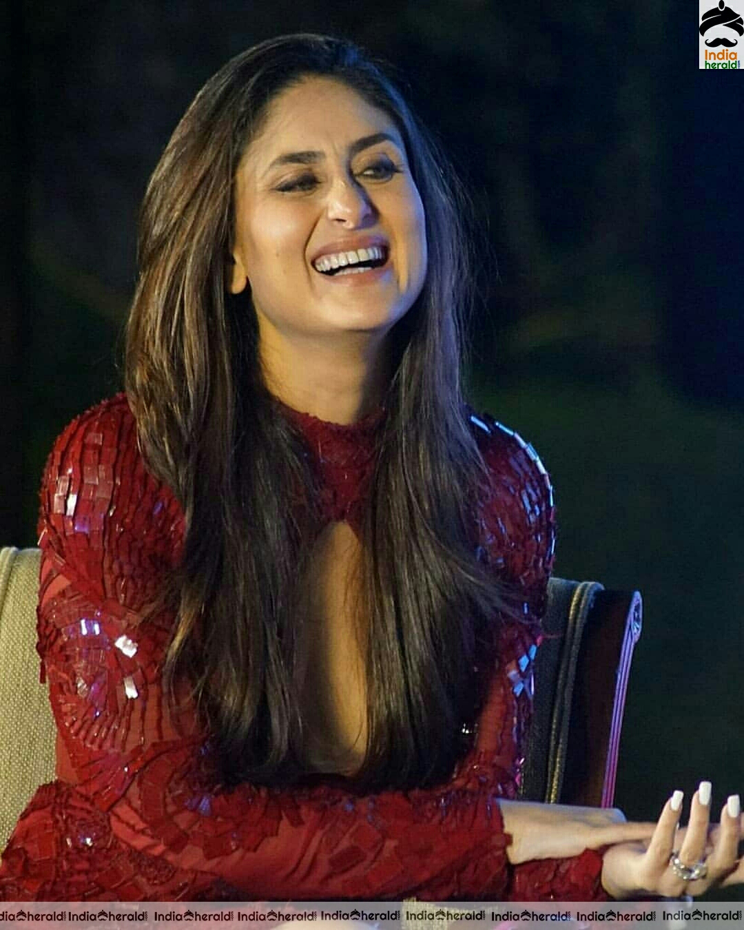Kareena Kapoor Hot Cleavage Show In Short Maroon Dress