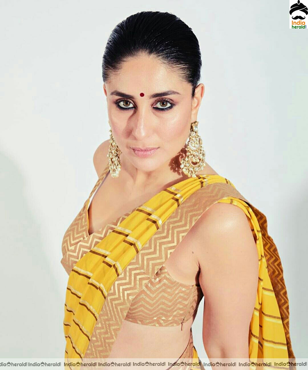 Kareena kapoor Hot Yellow Saree Stills