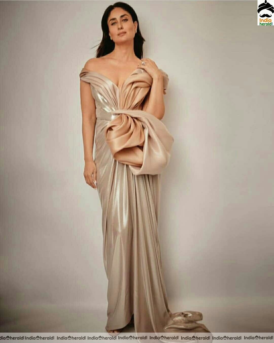 Kareena Kapoor Latest Hot Golden Attire Stills