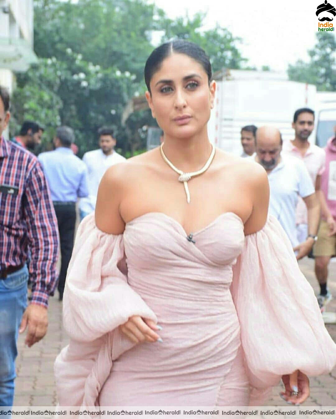 Kareena Kapoor Looking Like A Hot Chick In This Sexy Maxi