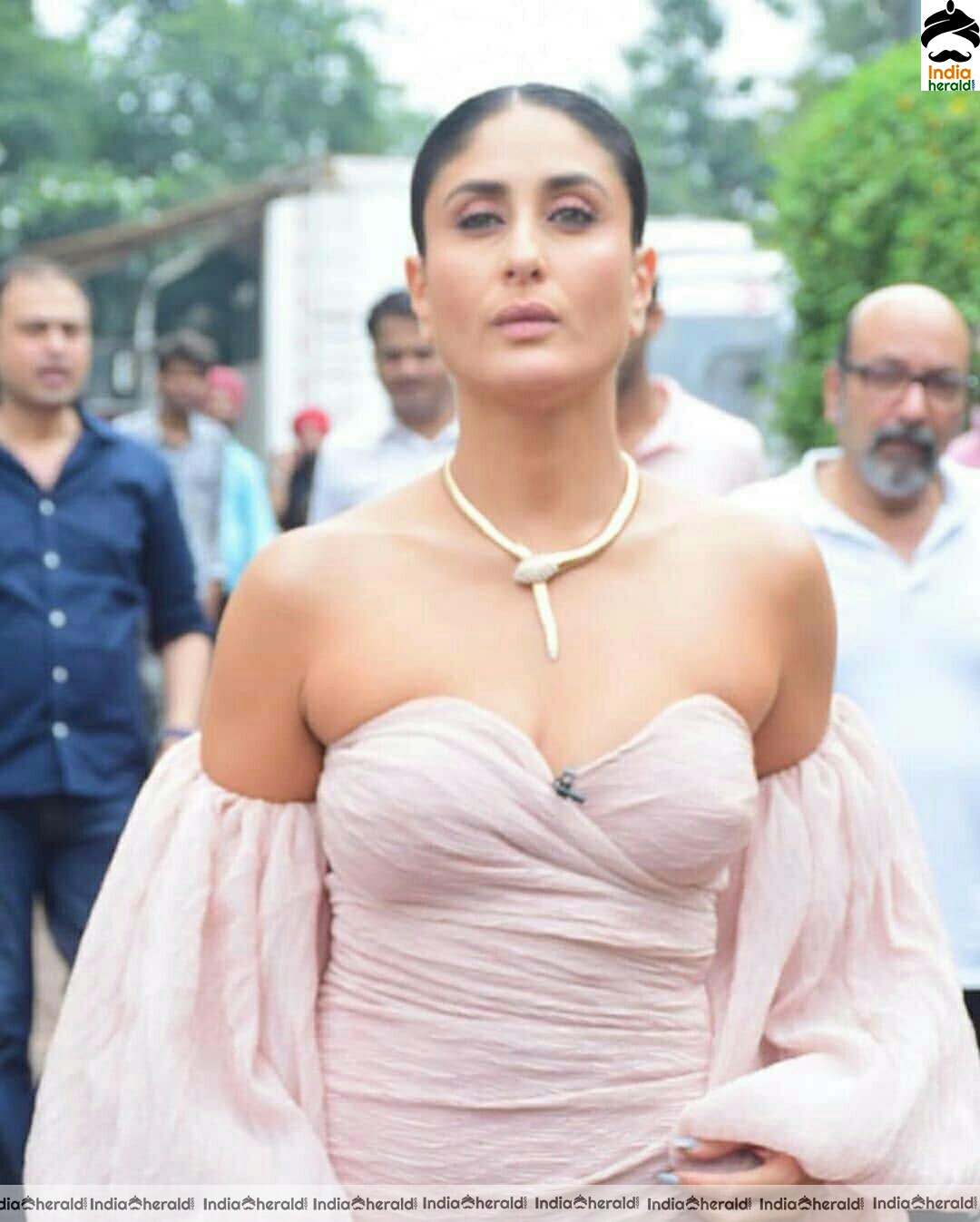 Kareena Kapoor Looking Like A Hot Chick In This Sexy Maxi