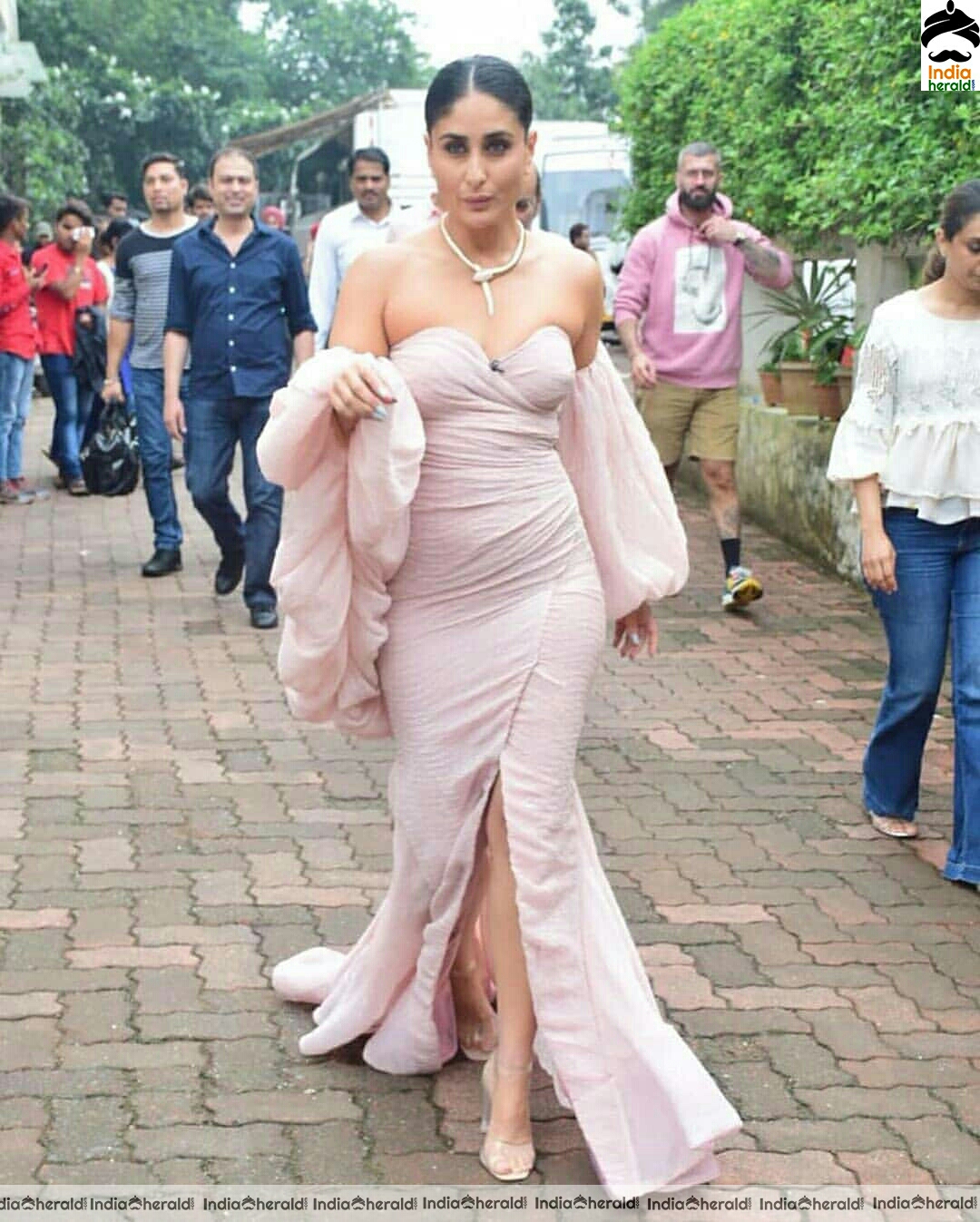 Kareena Kapoor Looking Like A Hot Chick In This Sexy Maxi