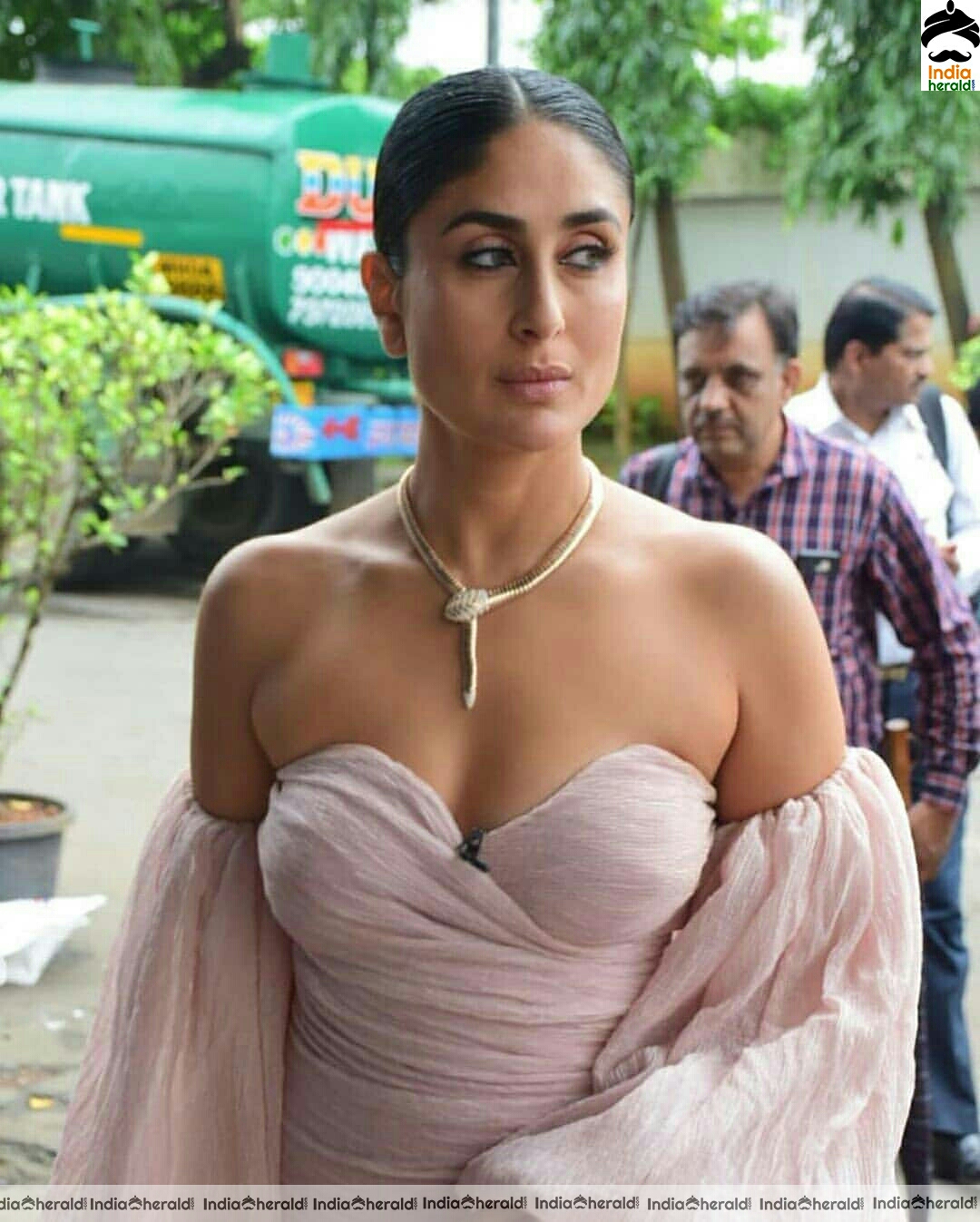 Kareena Kapoor Looking Like A Hot Chick In This Sexy Maxi