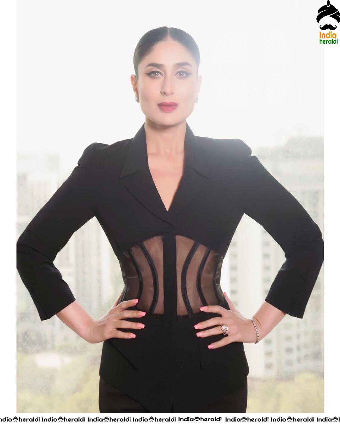 Kareena Kapoor Oozing Oomph in these Latest Hot Photos Set 2