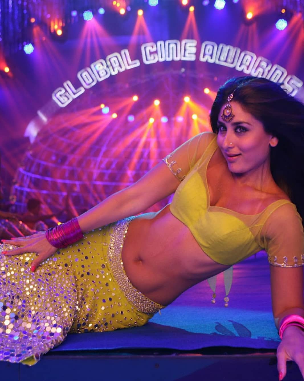 Kareena Kapoor Sexy Stills For Item Song Halkta Halkta jawani