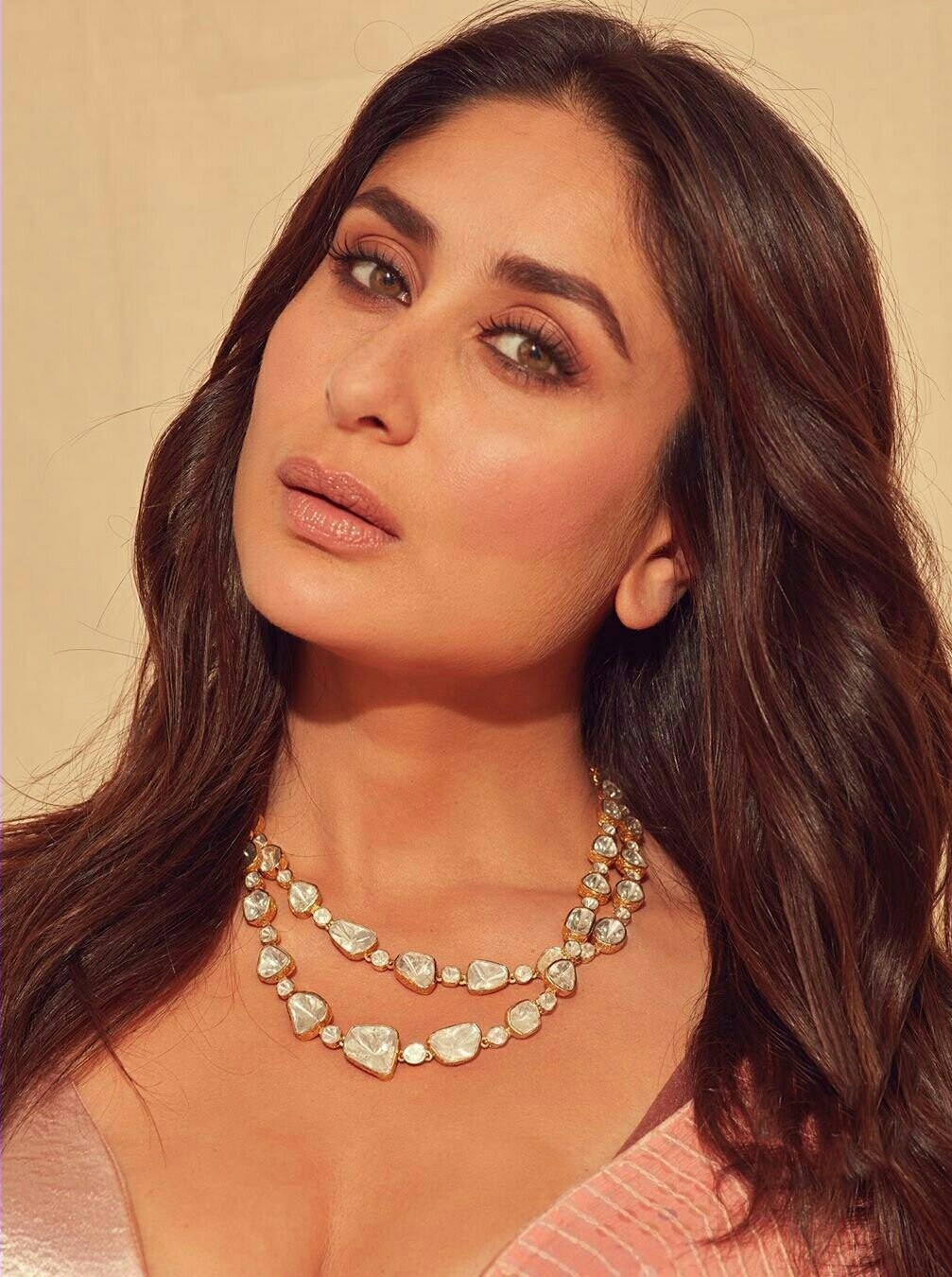 Kareena Kapoor Showing Her Sex Appeal In Sleeveless Blouse And Cream Colour Saree