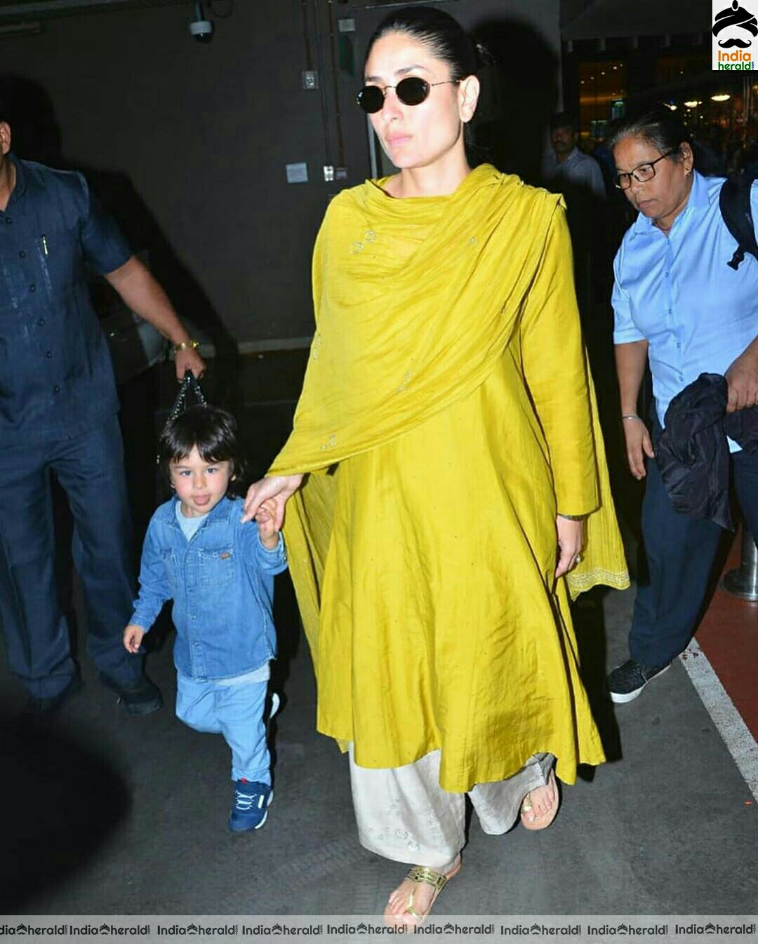 Kareena Kapoor Spotted in Bandra with her kiddo