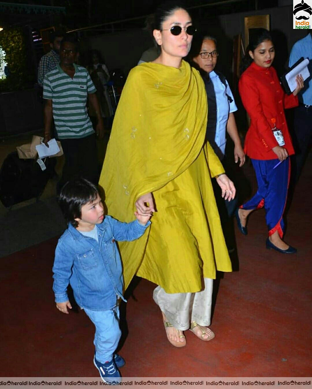 Kareena Kapoor Spotted in Bandra with her kiddo