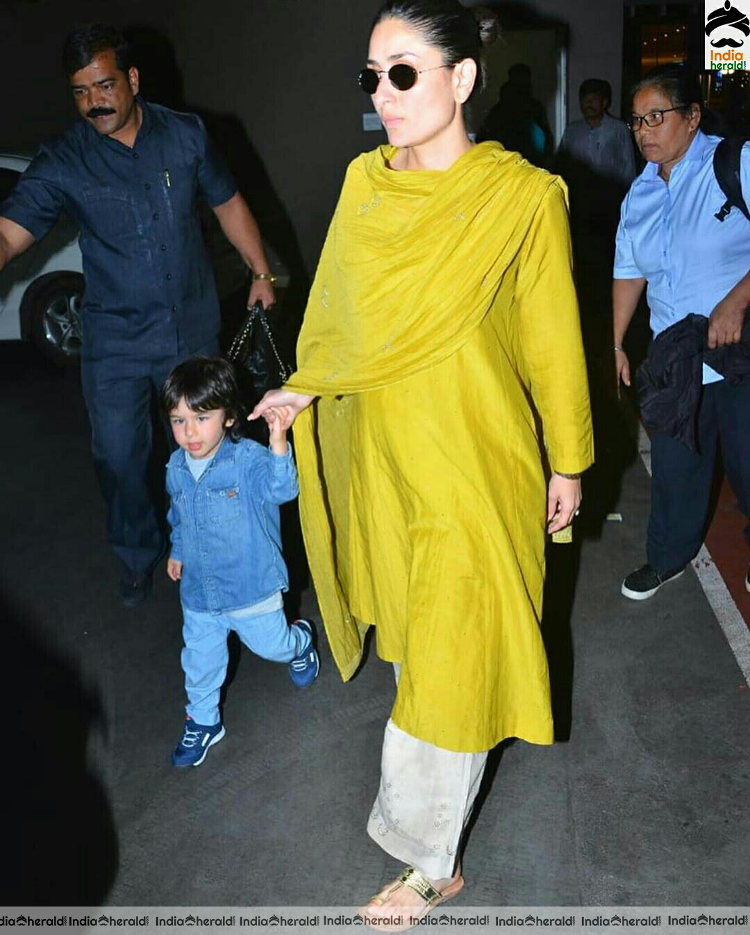 Kareena Kapoor Spotted in Bandra with her kiddo
