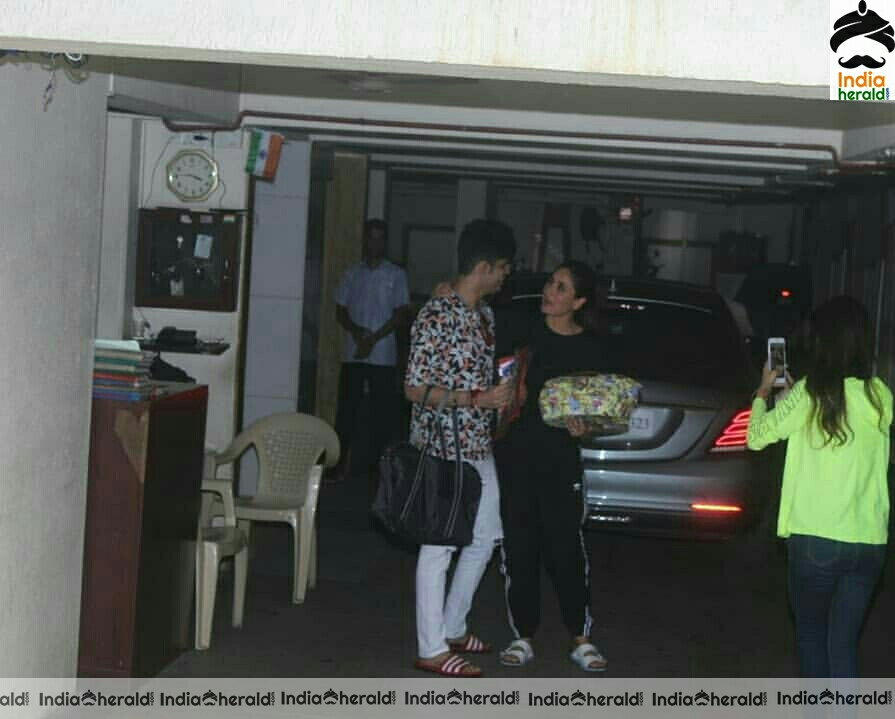 Kareena kapoor Spotted Outside Juhu