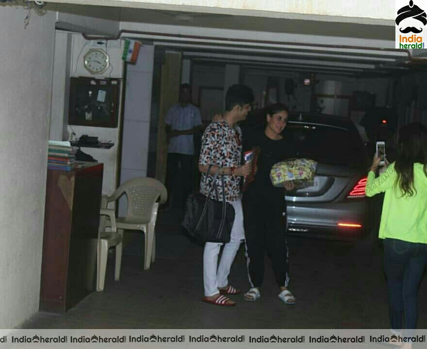 Kareena kapoor Spotted Outside Juhu