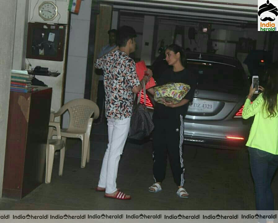 Kareena kapoor Spotted Outside Juhu