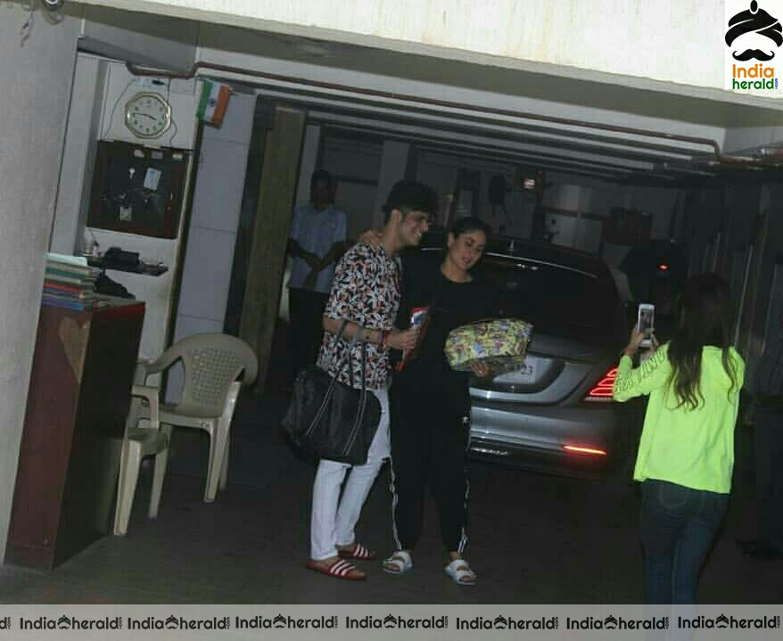 Kareena kapoor Spotted Outside Juhu