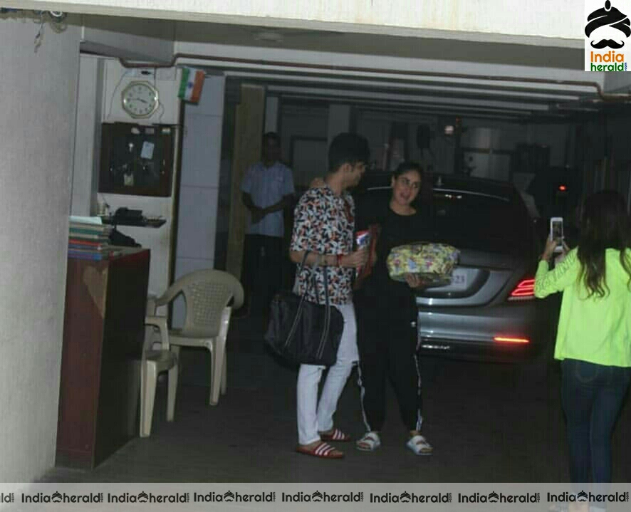 Kareena kapoor Spotted Outside Juhu