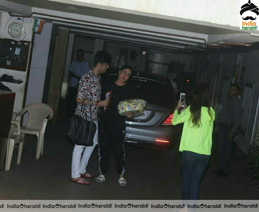 Kareena kapoor Spotted Outside Juhu