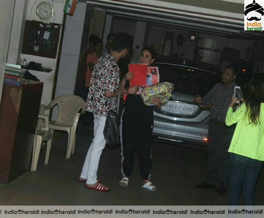 Kareena kapoor Spotted Outside Juhu