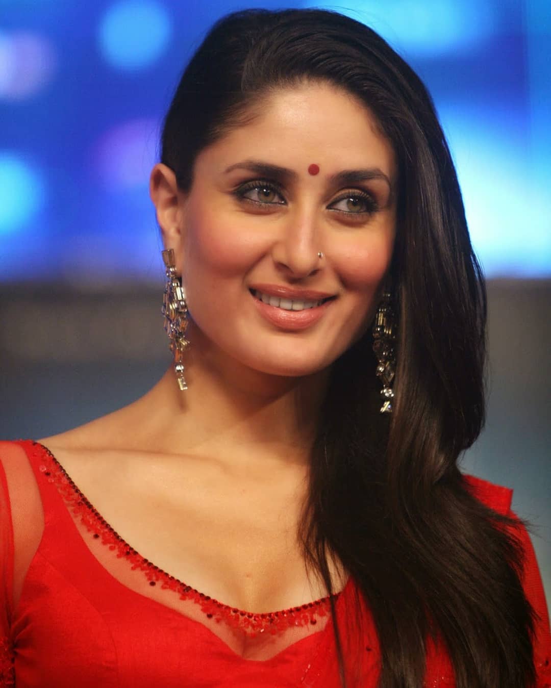 Kareena Kapoor Super Sexy In Red Saree