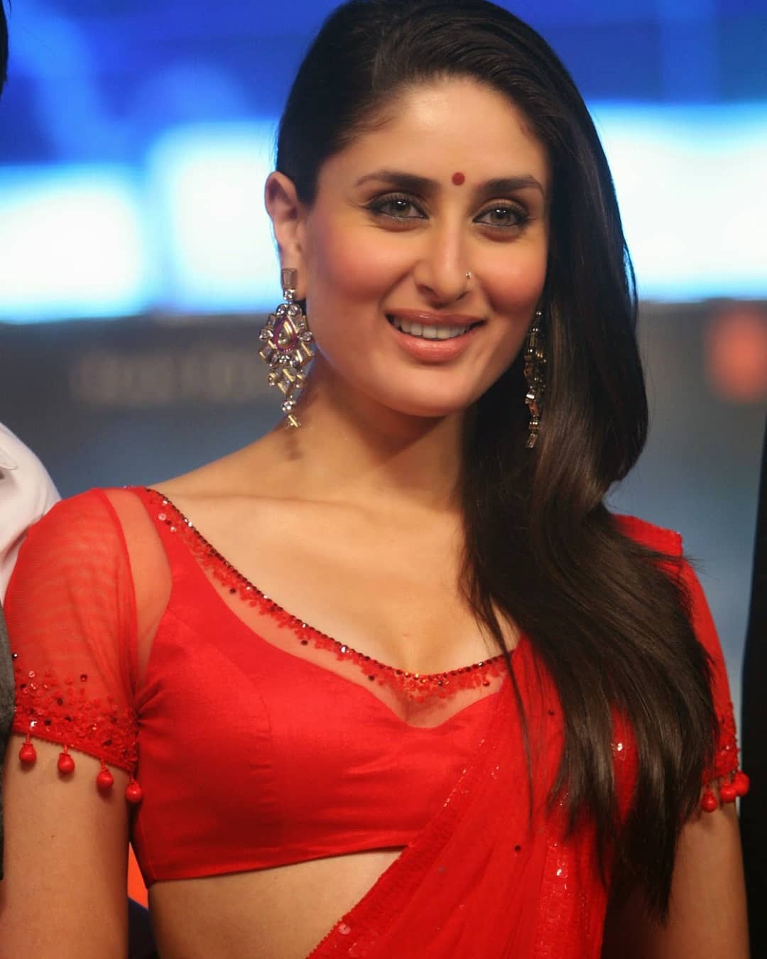 Kareena Kapoor Super Sexy In Red Saree