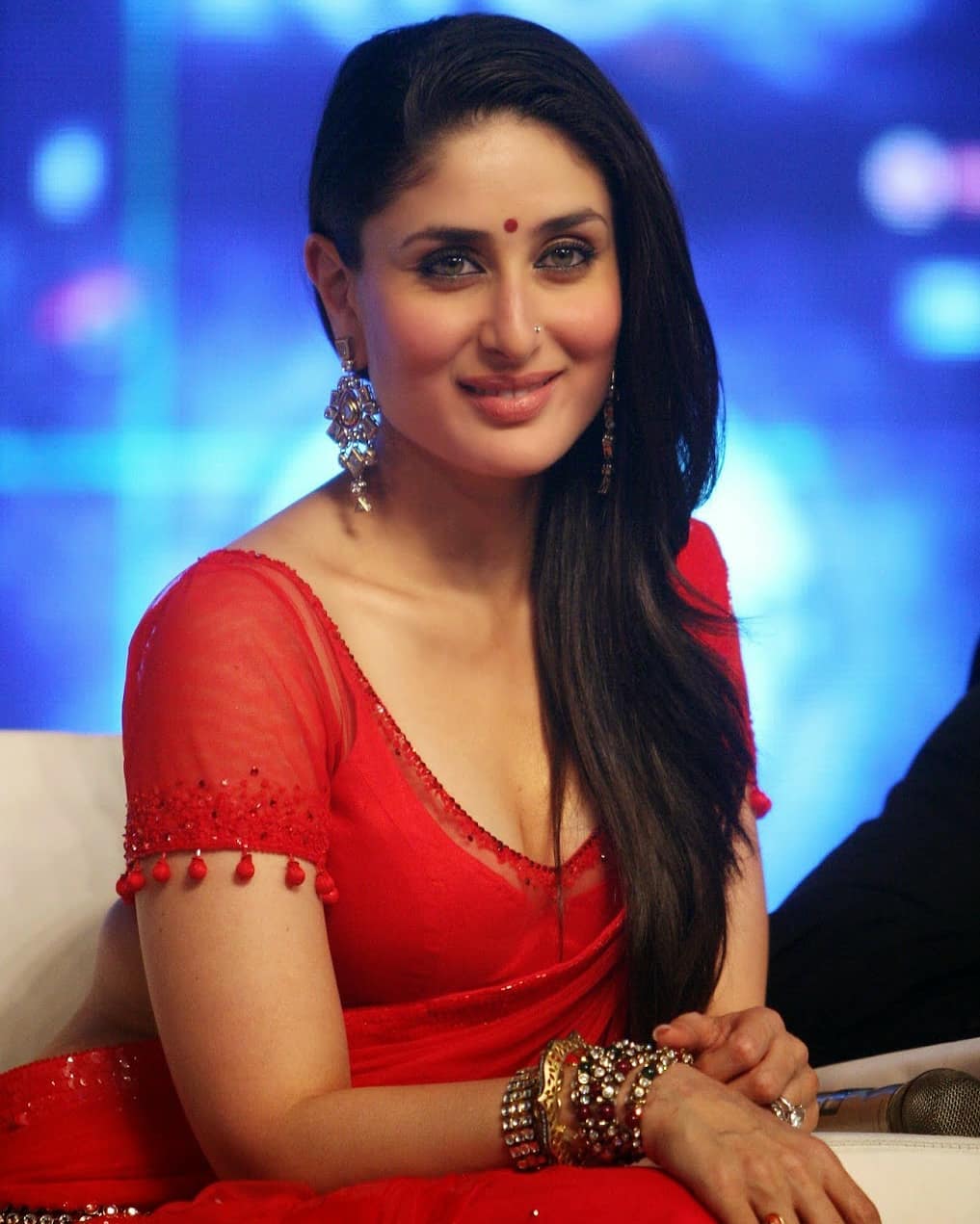 Kareena Kapoor Super Sexy In Red Saree