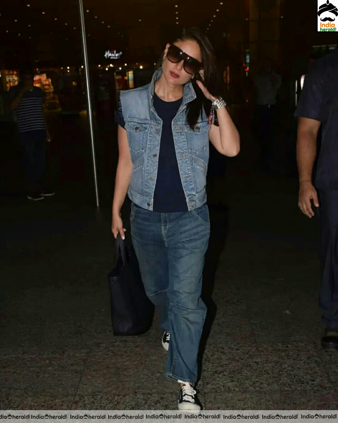 Kareena super cool at Mumbai airport