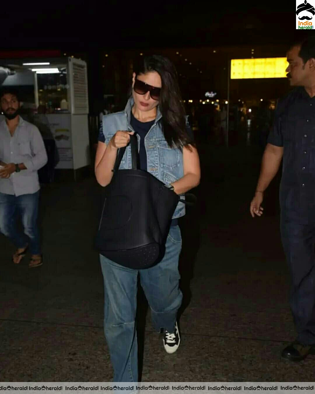 Kareena super cool at Mumbai airport