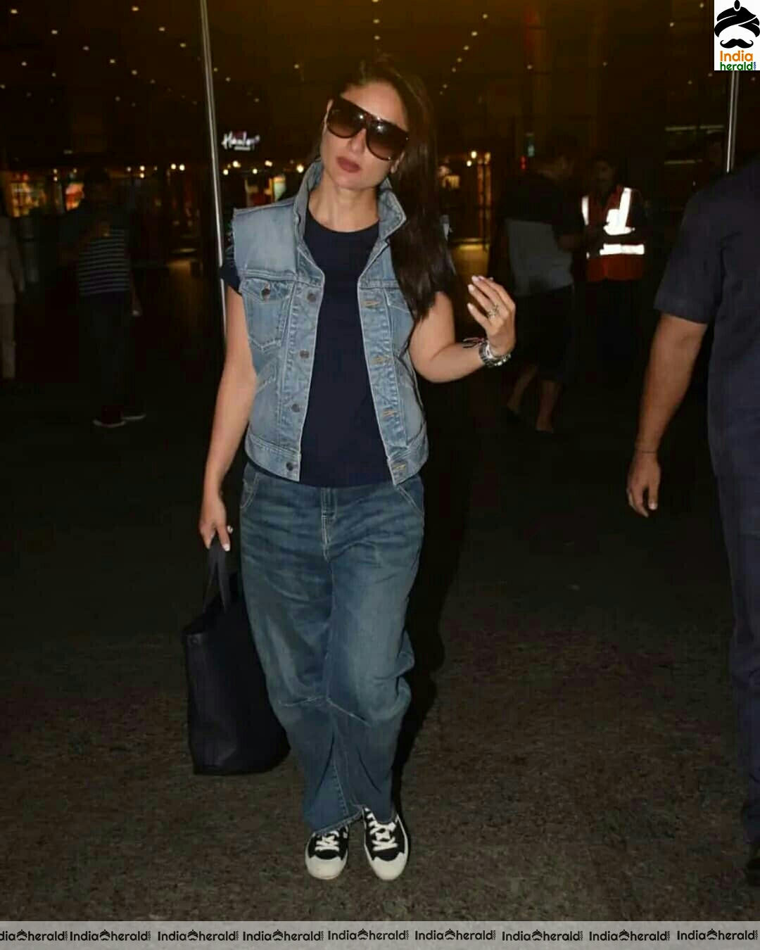 Kareena super cool at Mumbai airport