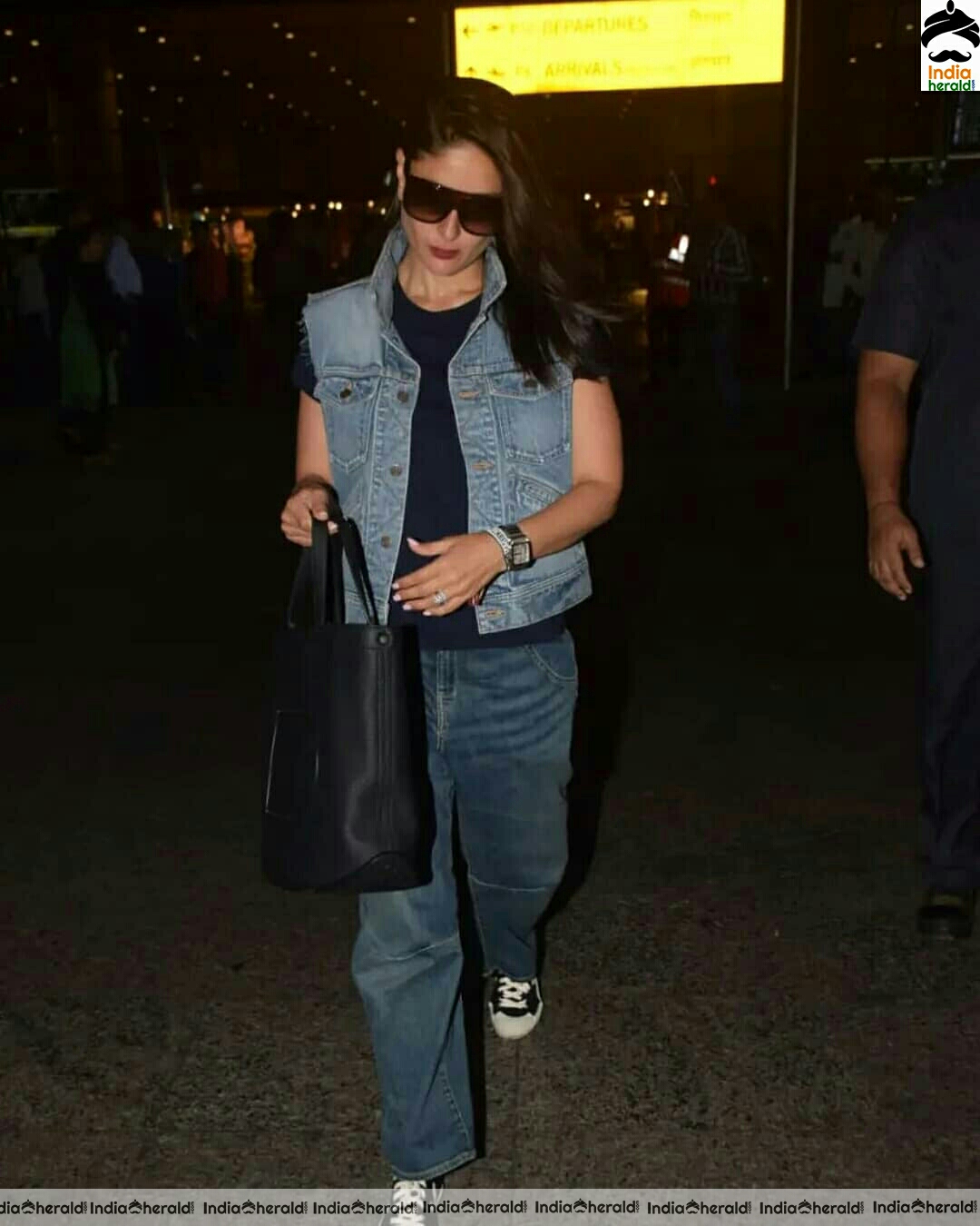Kareena super cool at Mumbai airport