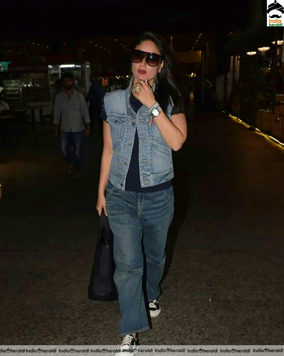 Kareena super cool at Mumbai airport