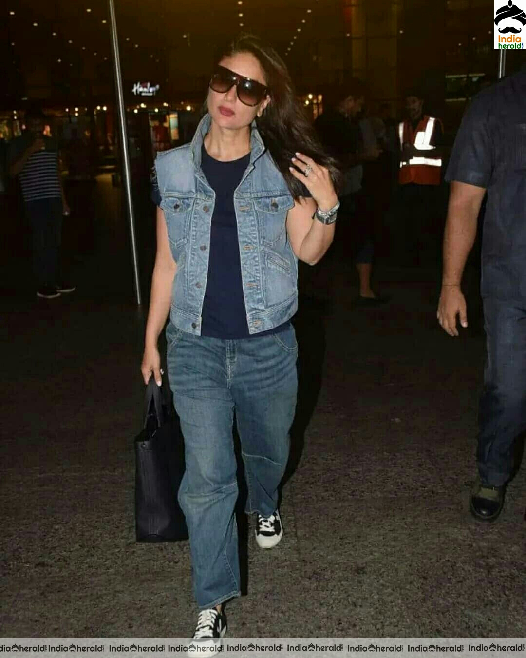 Kareena super cool at Mumbai airport
