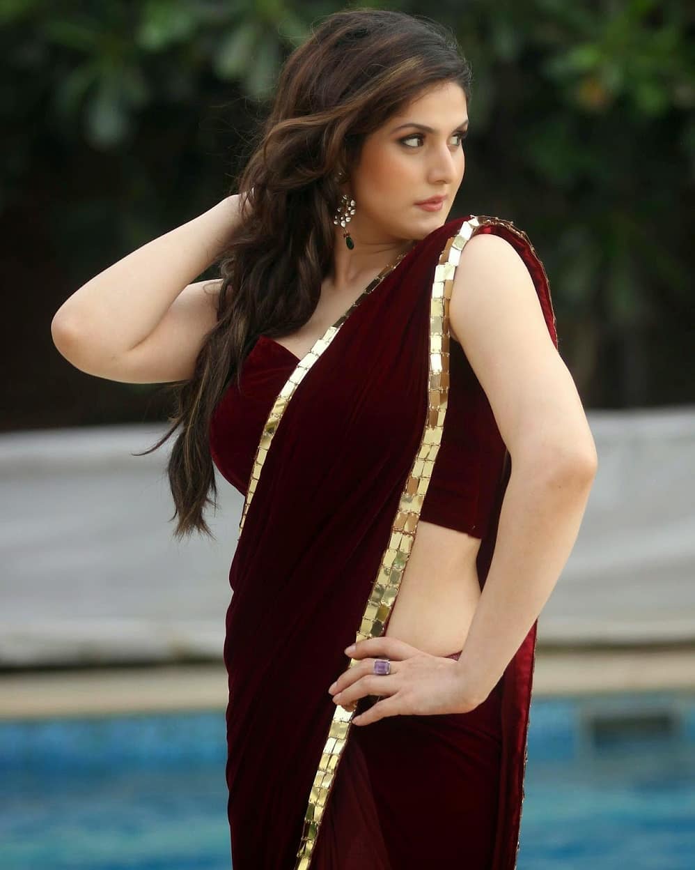 Karine Khan Showcasting Her Most Amazing Curves In A Maroon Revealing Saree