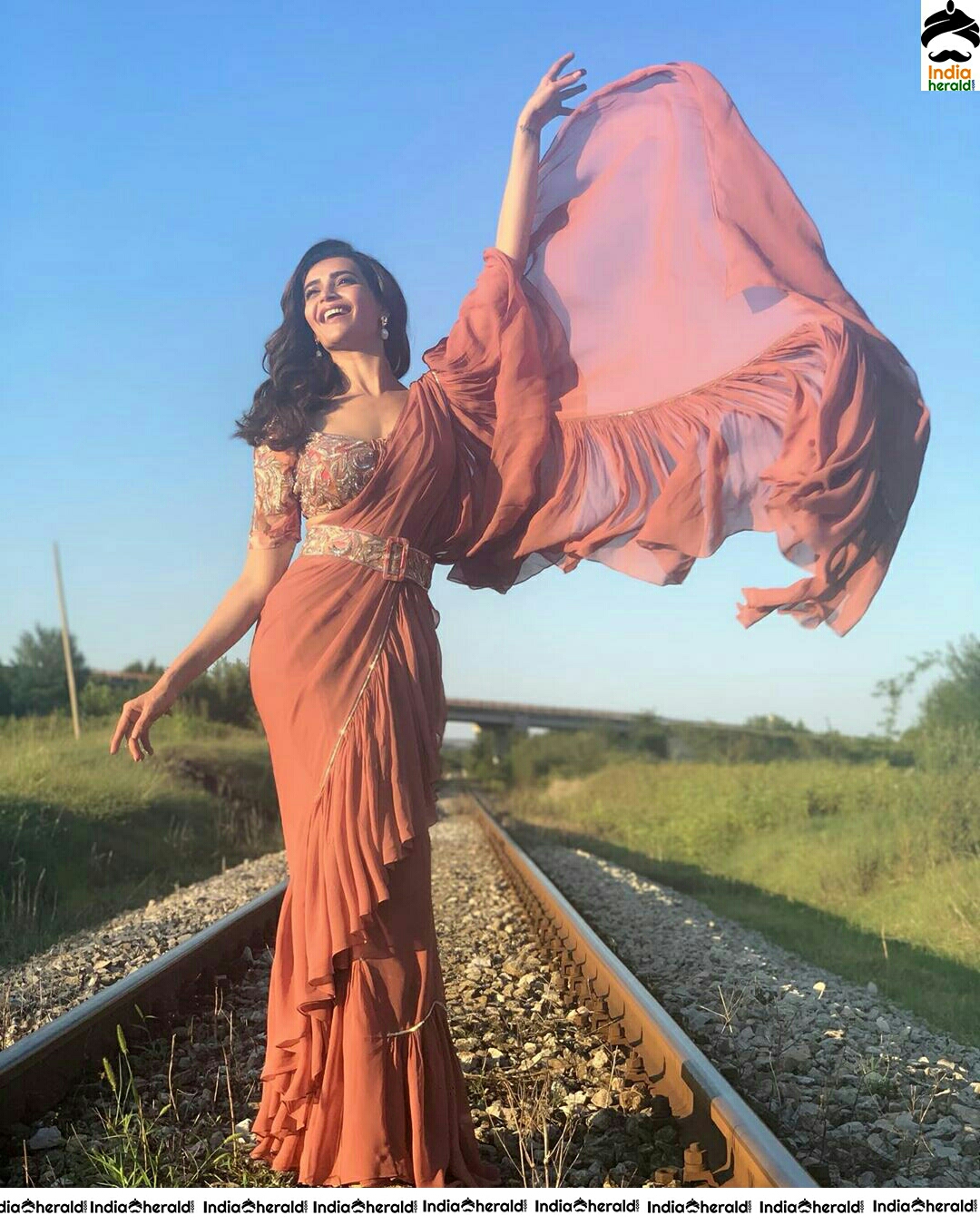 Karishma Tanna Alluring In Modern Saree