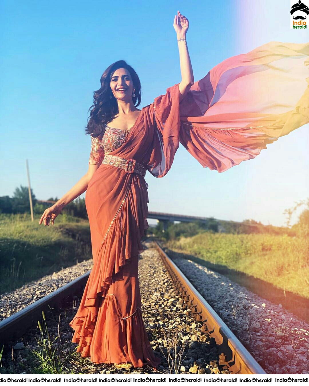 Karishma Tanna Alluring In Modern Saree