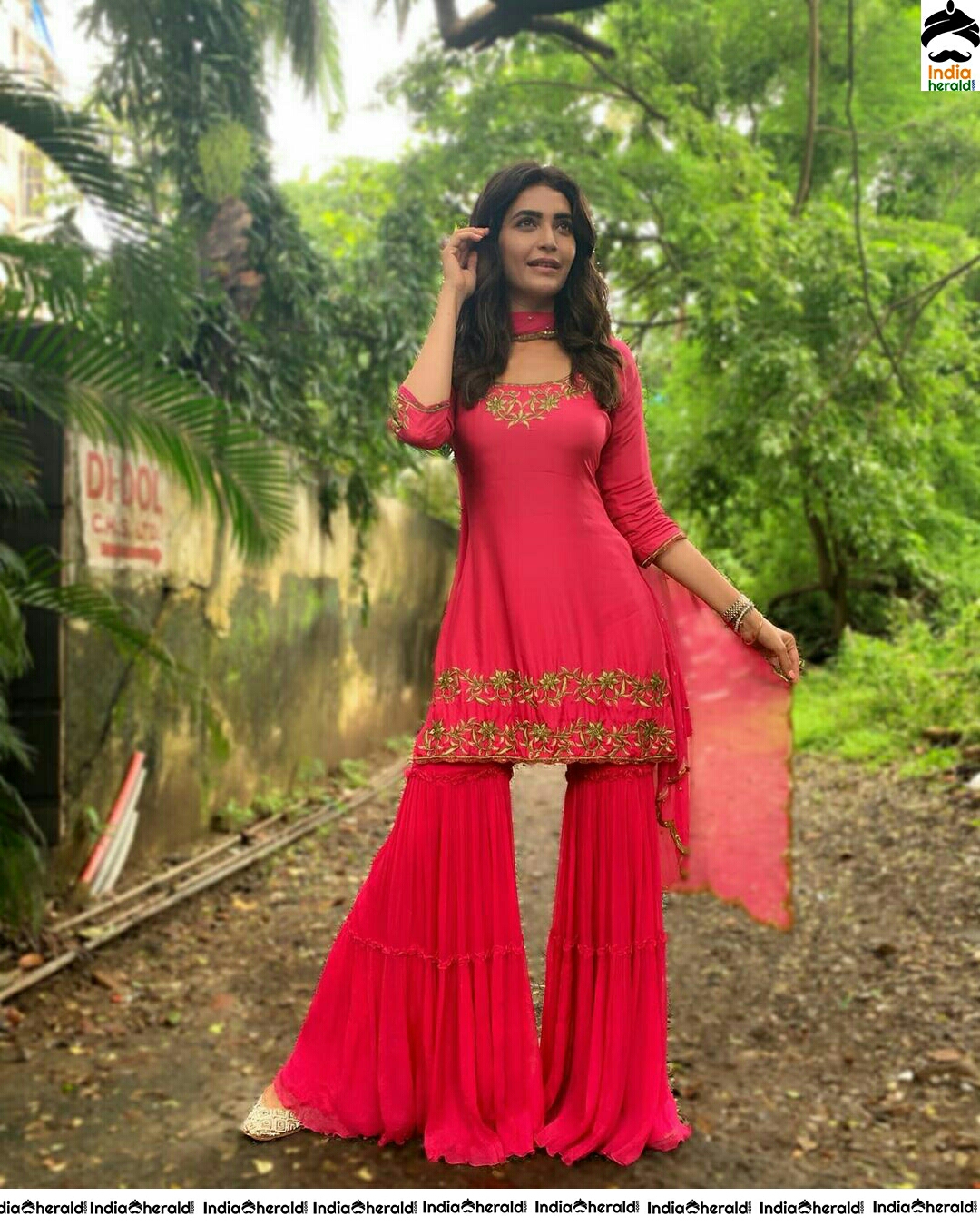 Karishma Tanna Hot In Sleeveless Red Chudi