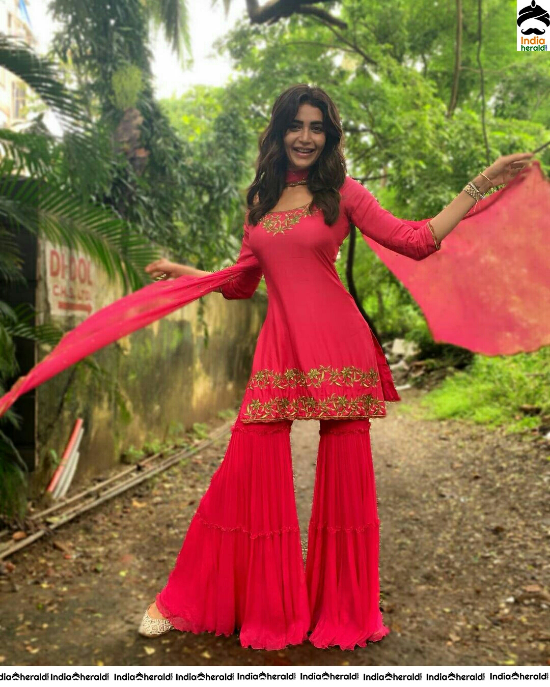 Karishma Tanna Hot In Sleeveless Red Chudi