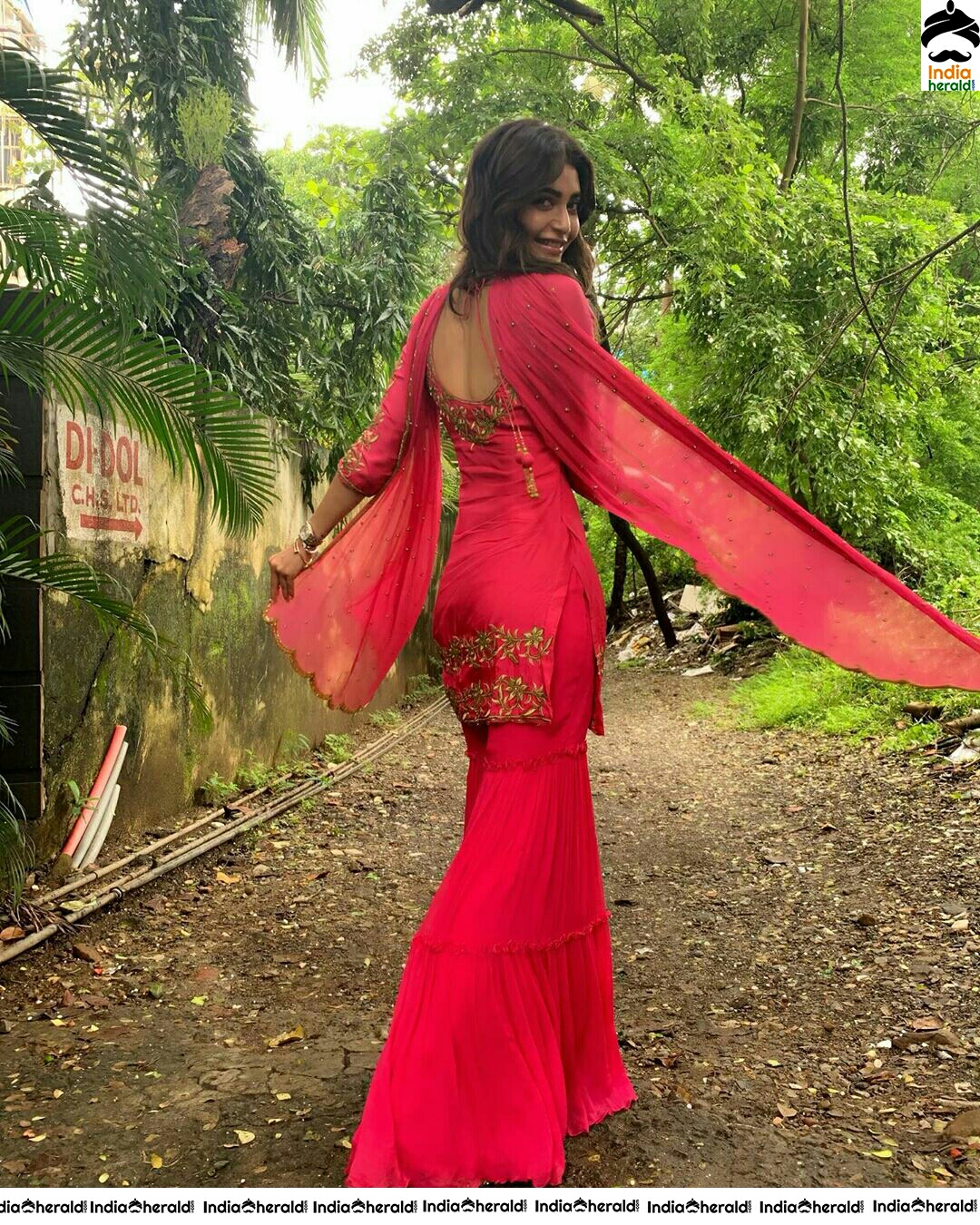 Karishma Tanna Hot In Sleeveless Red Chudi