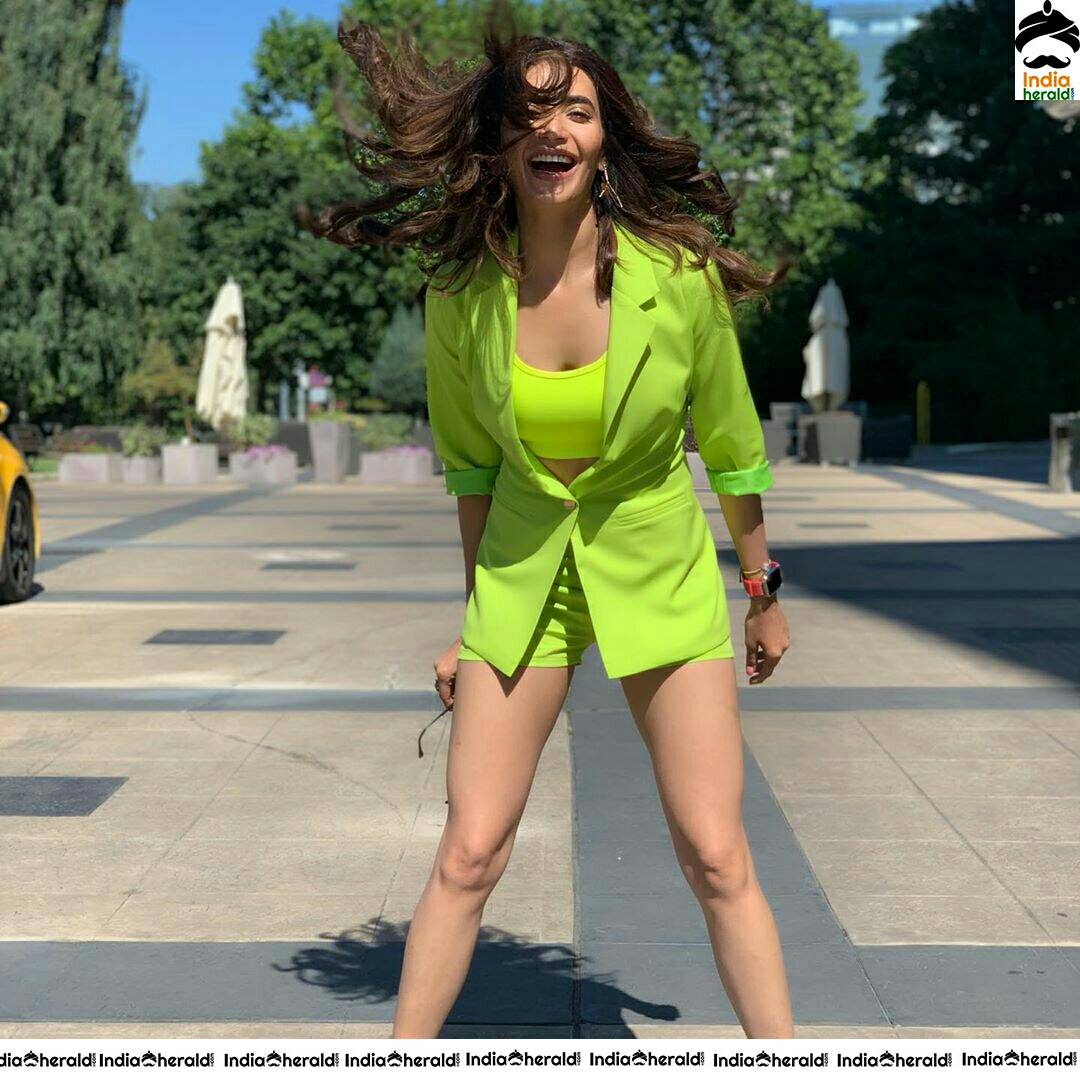 Karishmaktanna New Photo Stills