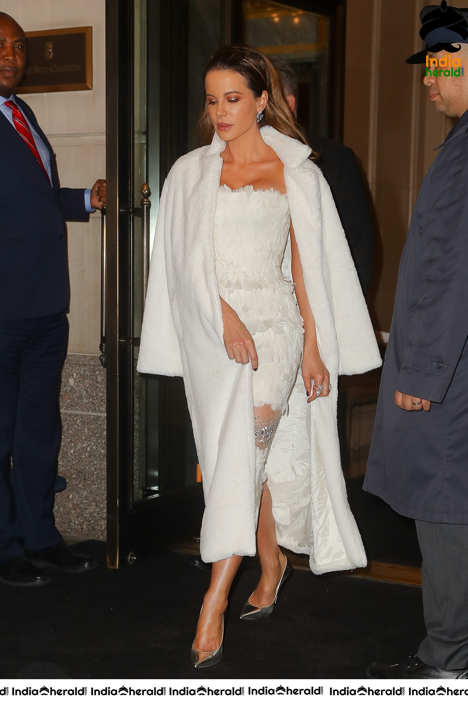 Kate Beckinsale Leaving to Home after the Premiere of Farming Movie Set 2