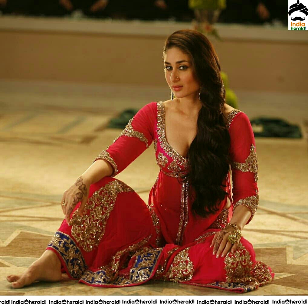 katrina kaif Hot Cleavage Show During Her Dance In The Stage