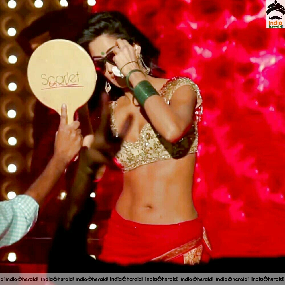 Katrina kaif Showing Her Hot Midriff And Navel In Desi Style