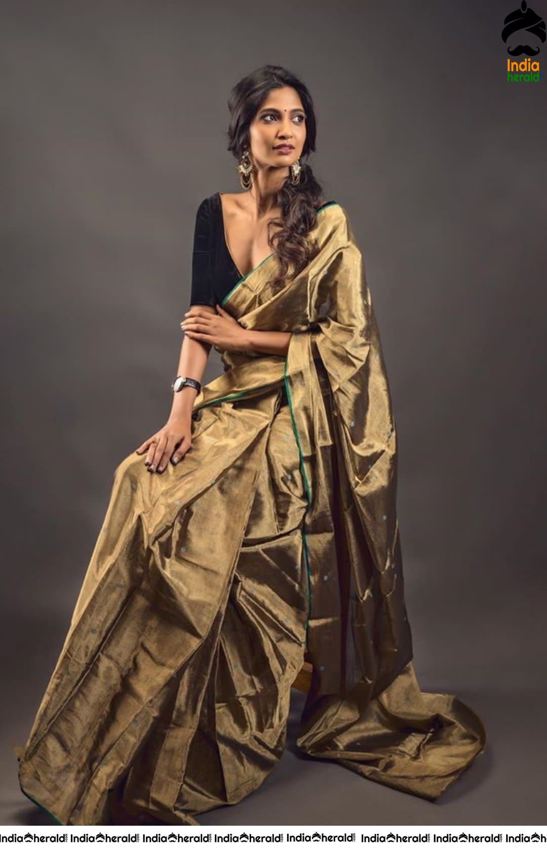 Keerthy Pandian Hot in Saree for the recently held Zee Cine Awards 2020