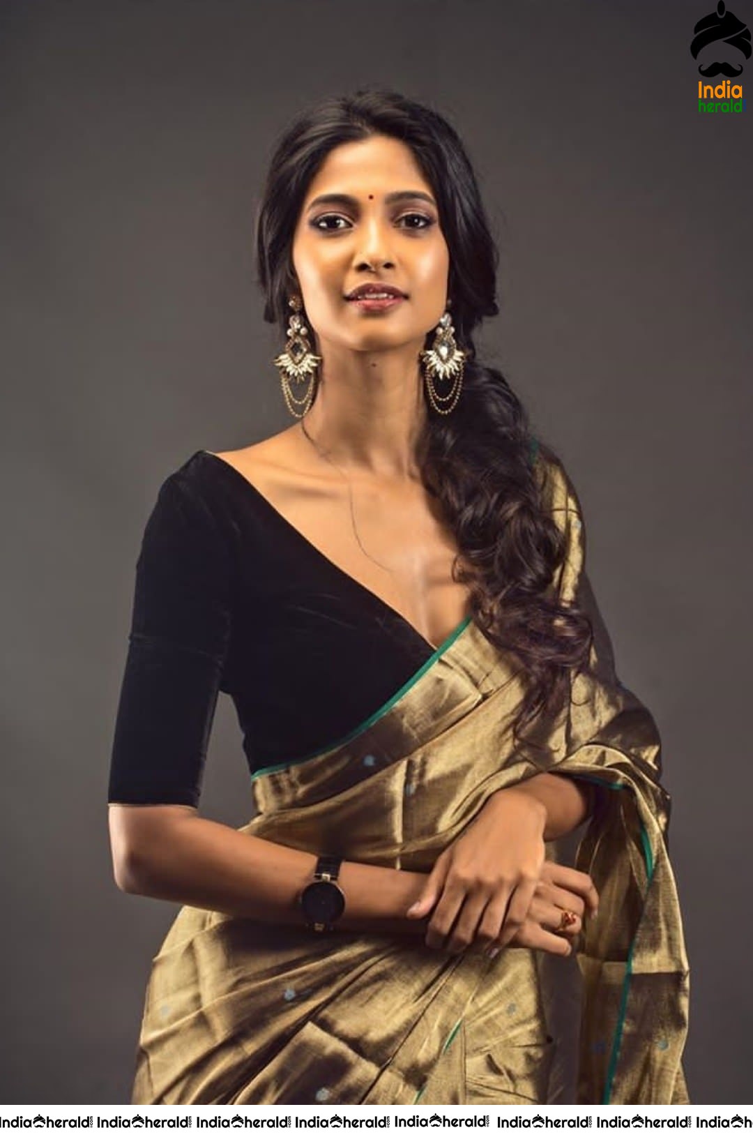 Keerthy Pandian Hot in Saree for the recently held Zee Cine Awards 2020