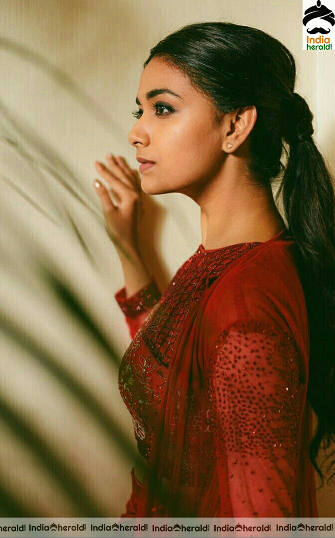 Keerthy shows her sexy waist line in Maroon dress stills