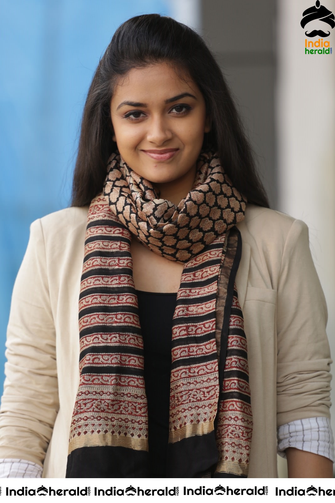 Keerthy Suresh Looking So Beautiful with a Scarf Around her Neck Set 1