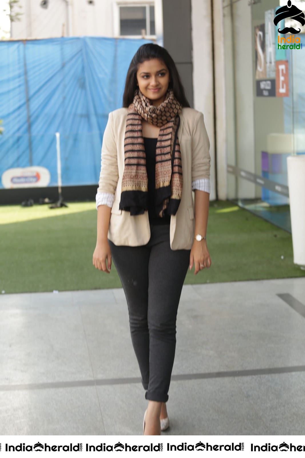 Keerthy Suresh Looking So Beautiful with a Scarf Around her Neck Set 1